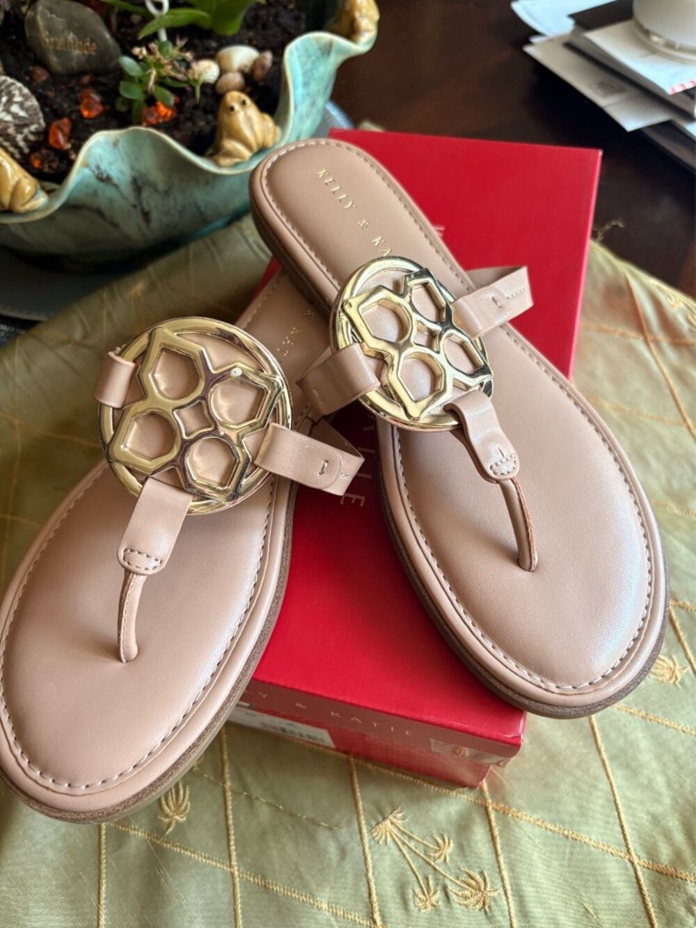 Kelly & Katie Dahlin T-Strap Medallion Sandals Fawn Beige Nude Size 8 New Box